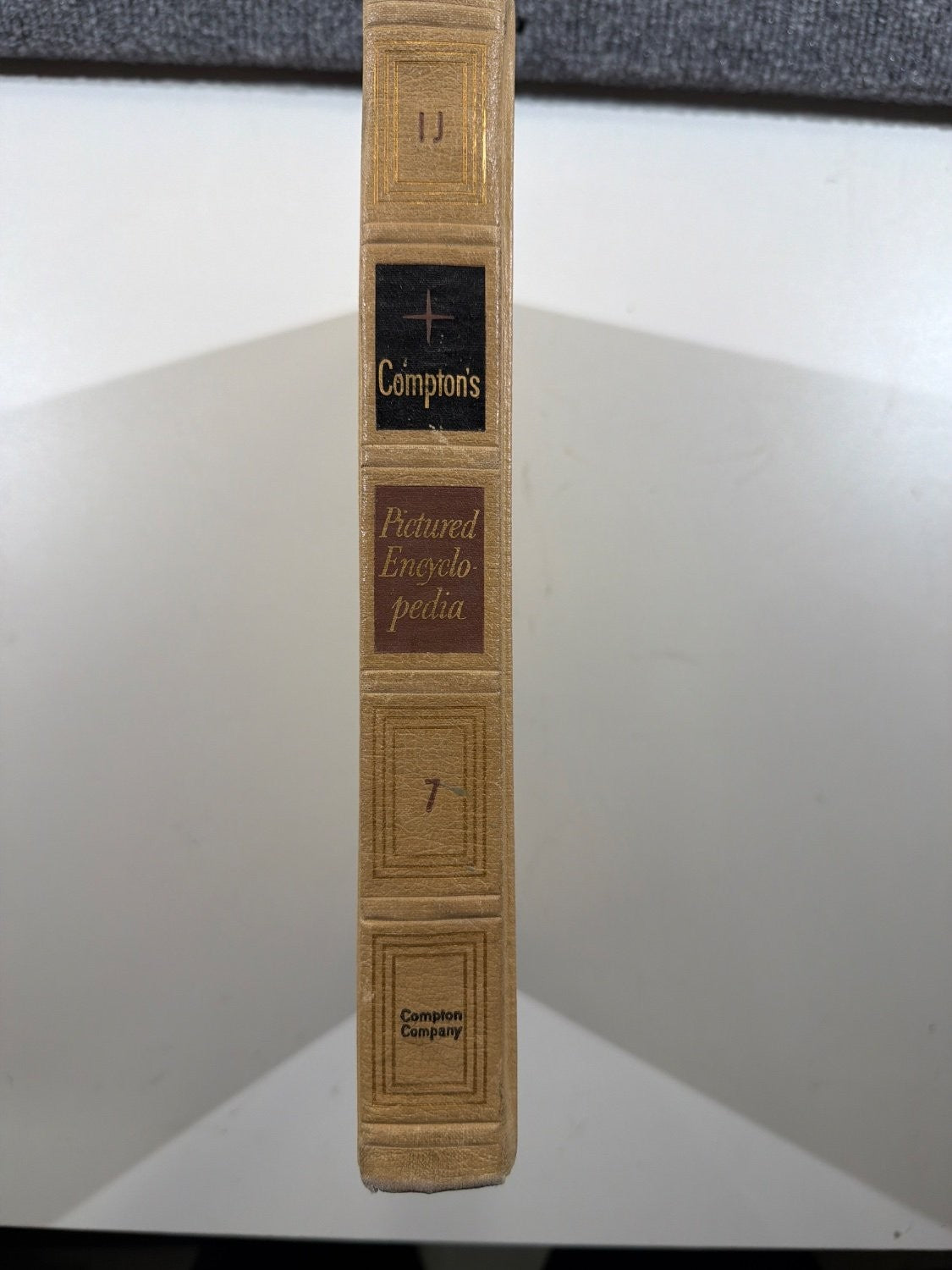 Vintage 1958 Compton's Pictured Encyclopedia Volume 7 IJ Hardcover F.E. Compton