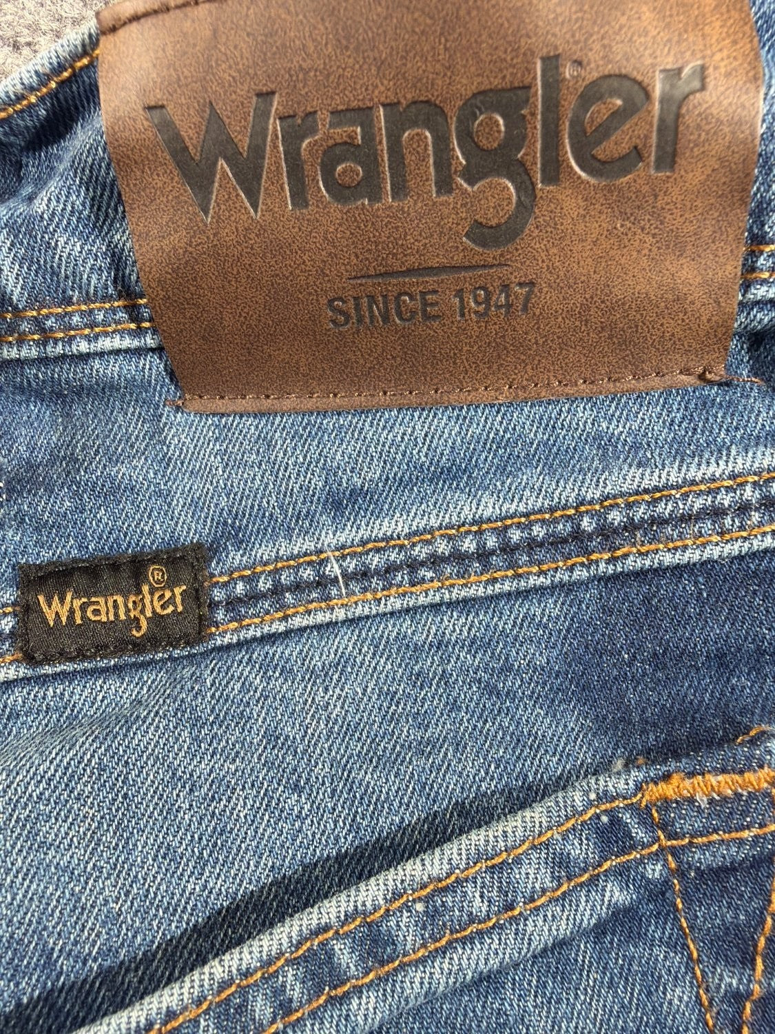 US 5 Wrangler Regular Fit Men's Blue Denim Jeans Stretch 38 x 30 Faded Wash